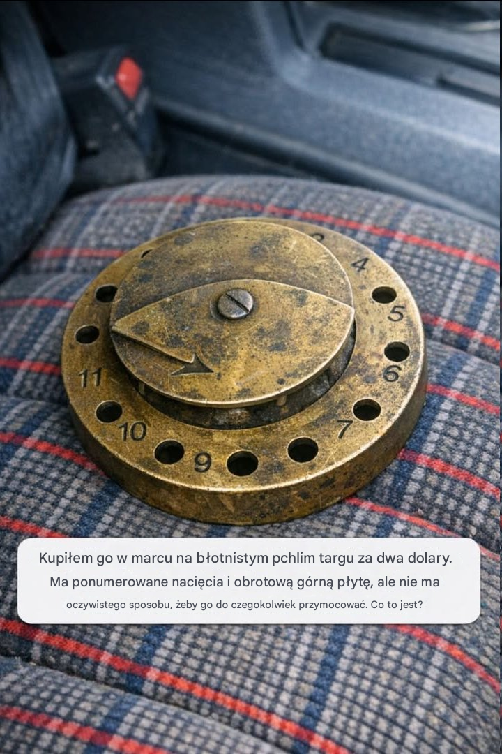 Kupiłem to na błotnistym marcowym pchlim targu za dwa dolary. Ma ponumerowane nacięcia i obrotową górną płytę, ale nie ma oczywistego sposobu, żeby je do czegokolwiek przymocować. Co to jest?