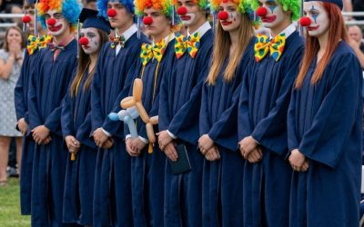 Uczestniczyłam w uroczystości ukończenia szkoły przez moją zmarłą córkę. To, co jej koledzy z klasy zrobili tego popołudnia, zmieniło moje spojrzenie na planowanie rodzinnej pamięci.