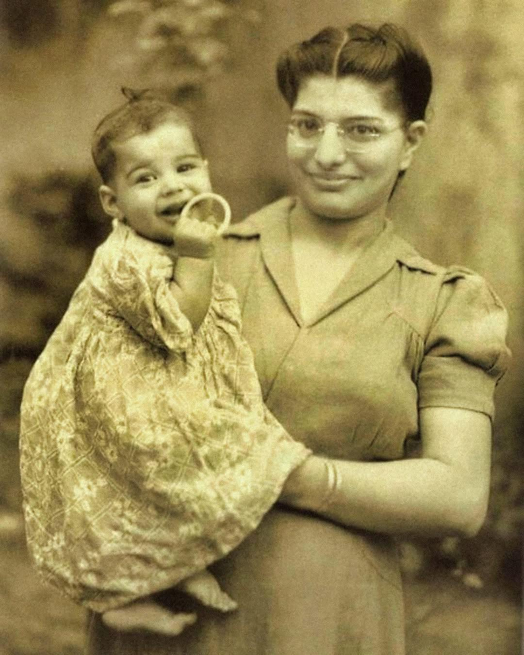 Rzadkie zdjęcie z 1947 roku przedstawia dziecko na rękach matki — czy potrafisz zgadnąć, jaką ikoną rocka się stanie?