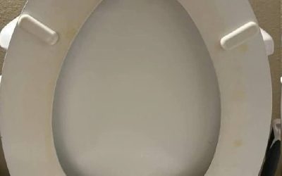 Ten obrzydliwy żółty pierścień? Oto jak naprawdę pozbyłem się plam z toalety