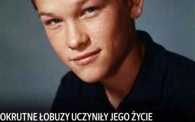Ten przystojny młody mężczyzna urodził się w 1952 roku. Ale okrutni dręczyciele niemal go złamali. Jego siostra zmarła tragicznie. Zmagał się z alkoholizmem. A przez cały czas stawał się ikoną Hollywood. Kim więc jest? 🤔 Imię i nazwisko oraz historia w komentarzach: