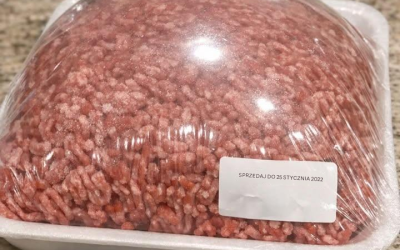 Wczoraj kupiłem w sklepie tę paczkę mielonej wołowiny i włożyłem ją do lodówki. Poszedłem gotować obiad i zauważyłem, że folia jest nadmuchana jak balon, ale data wciąż jest dobra.