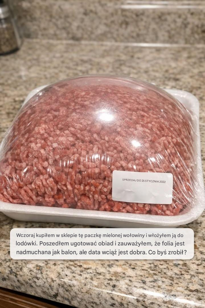 Wczoraj kupiłem w sklepie tę paczkę mielonej wołowiny i włożyłem ją do lodówki. Poszedłem gotować obiad i zauważyłem, że folia jest nadmuchana jak balon, ale data wciąż jest dobra.